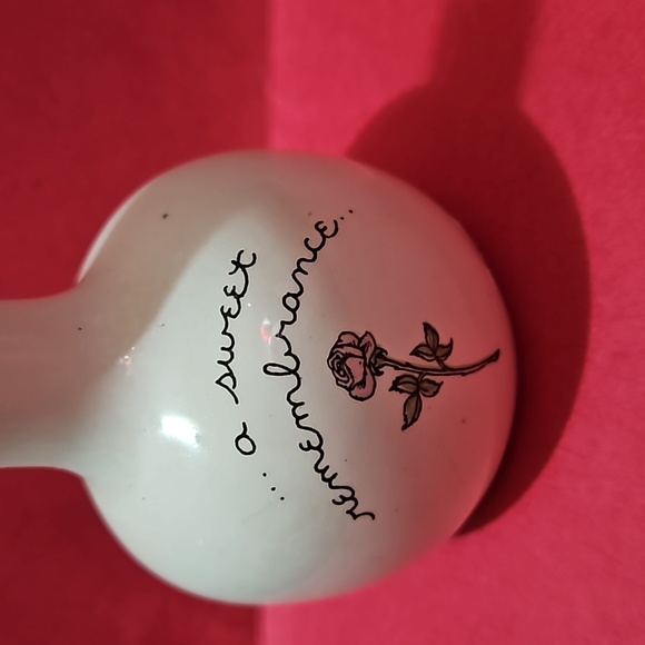 Vintage 1974 Joan Walsh Anglund Ceramic Flower Bud Vase Sweet Remembrance Rose - Picture 3 of 6